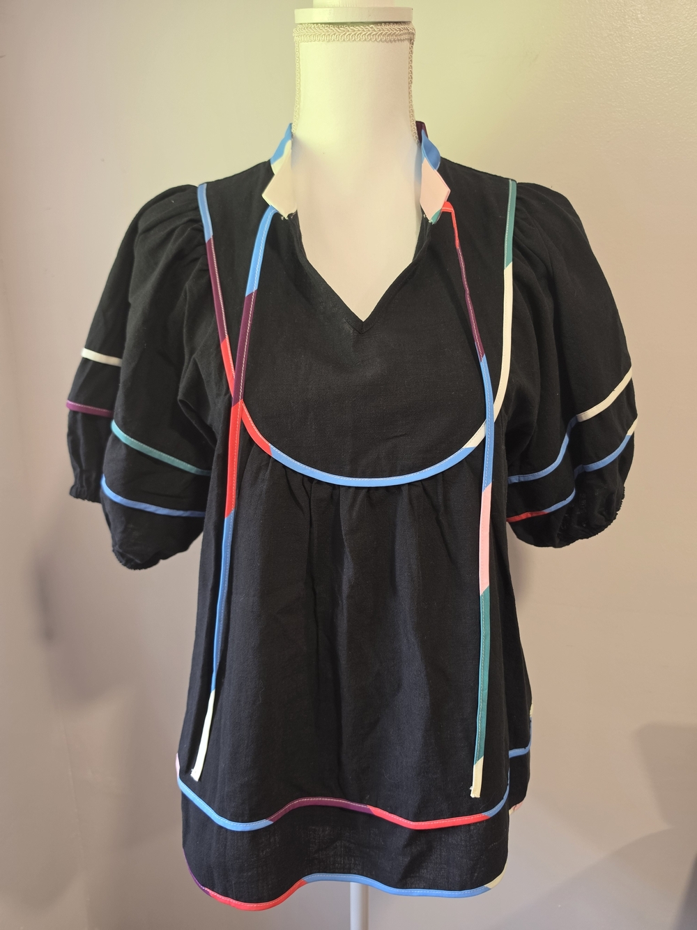 CICY BELL Black Puff-Sleeve V-Neck Blouse with Color-Block Trim Women's Size Med